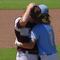 Jugador de Pequeñas Ligas consuela a pitcher que lo golpeó con tremendo pelotazo (VIDEO)
