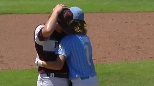 Jugador consoló a pitcher tras ser golpeado por uno de sus lanzamientos.