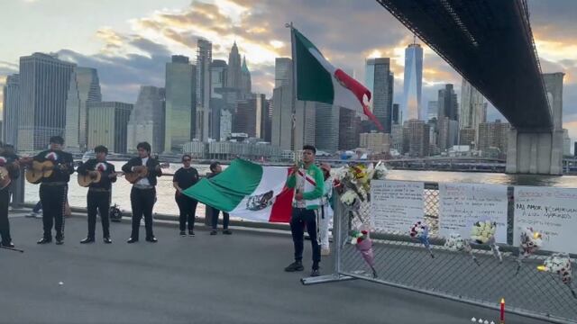 Buque Escuela Cuauhtémoc: Simpatizantes de Morena llevan mariachi y flores al puente de Brooklyn tras muertes