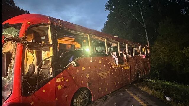 Vehículo de Autobuses Regiomontanos vuelca durante retorno a México; mueren 7 personas