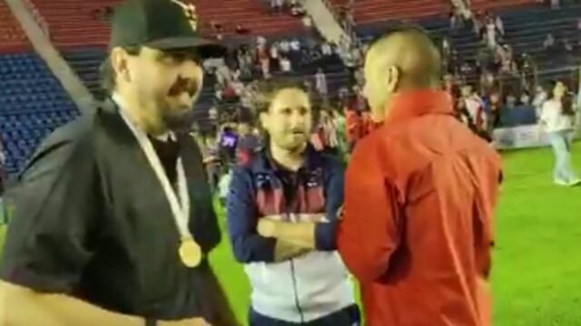 Amaury Vergara celebrando título