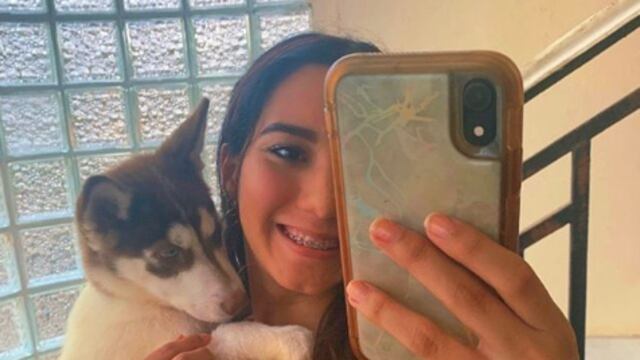 La usuaria angegvrcia junto a su perro.