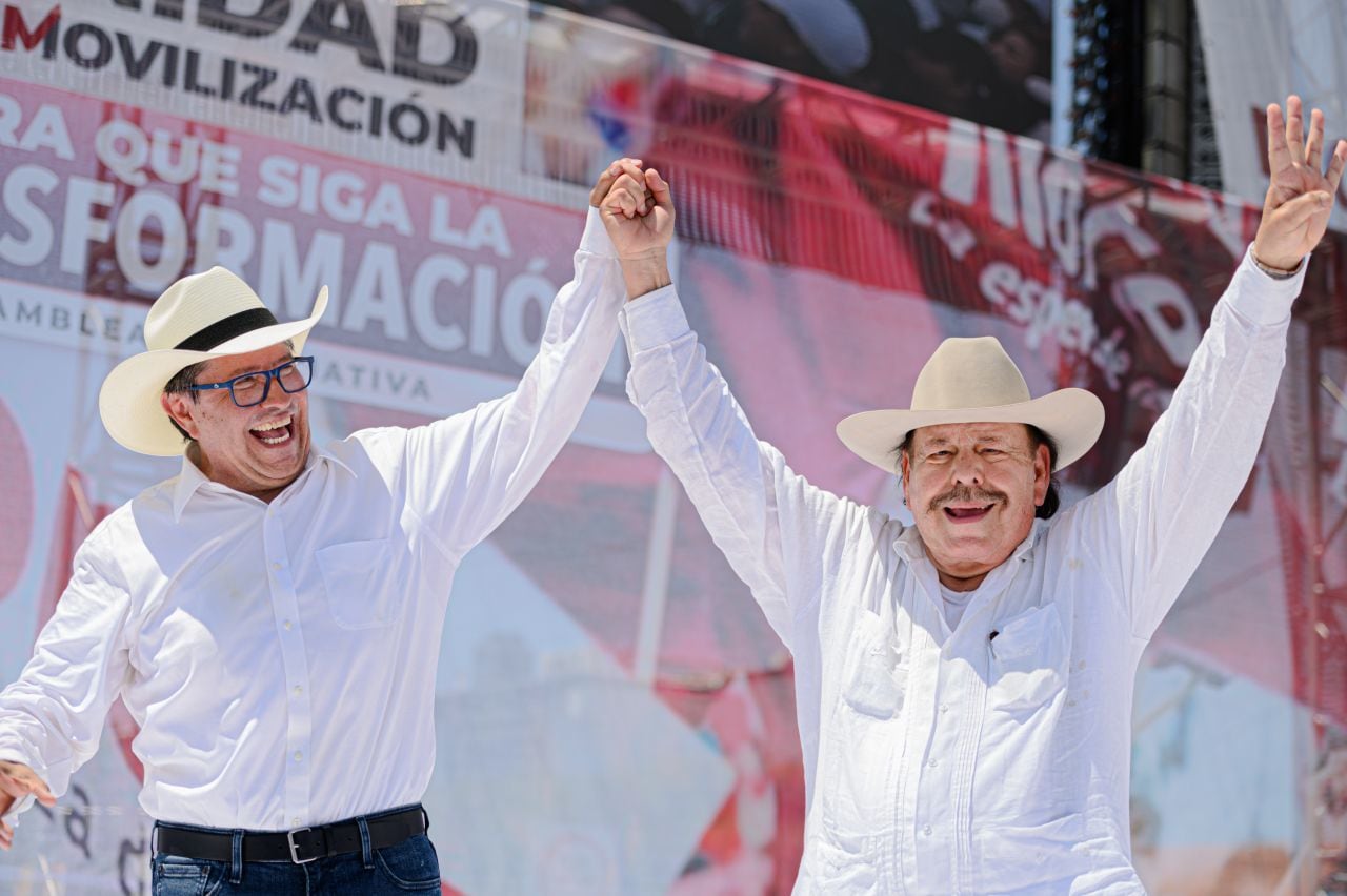 Armando Guadiana junto a Ricardo Monreal en un evento de Morena