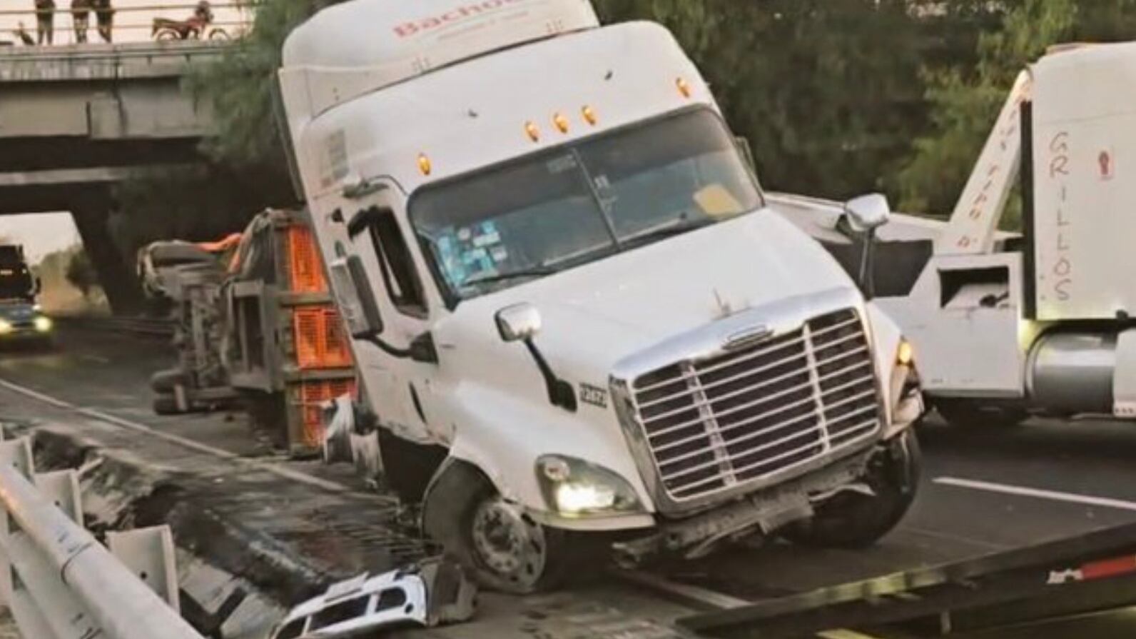 Accidente Circuito Exterior Mexiquense: Volcadura de tráiler provocó caos vial por cierre de circulación
