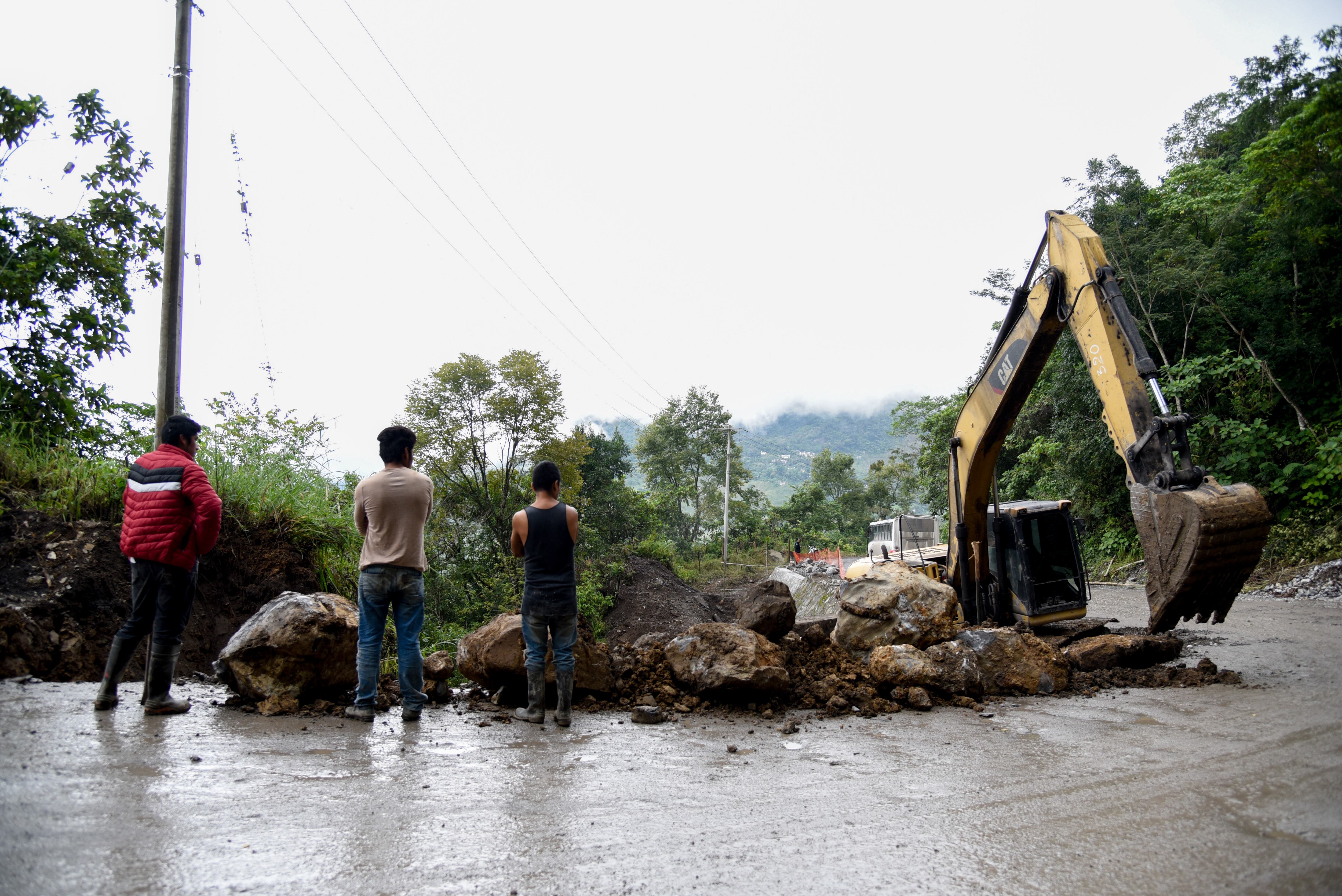 Julio Menchaca supervisa obras