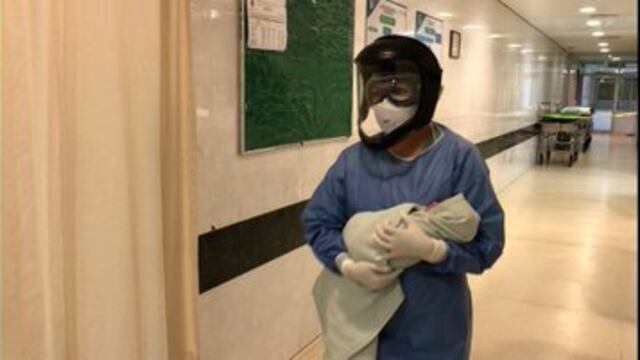 Enfermera con recién nacido en hospital del IMSS