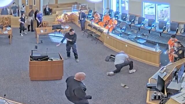 Golpiza y batalla campal entre familias en corte de Estados Unidos