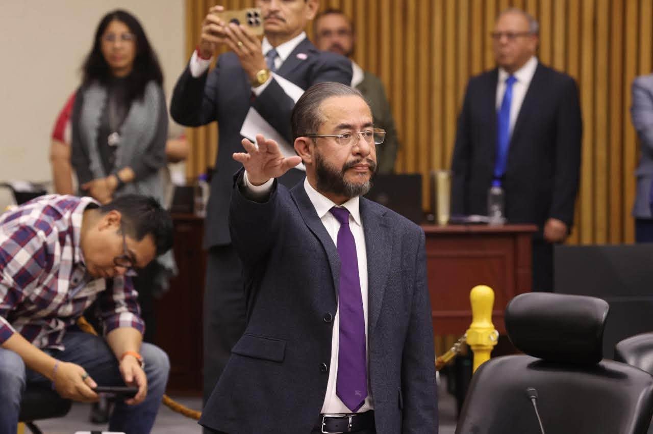 Hugo Eric Flores rindió protesta ante el INE como representante del partido PAZ