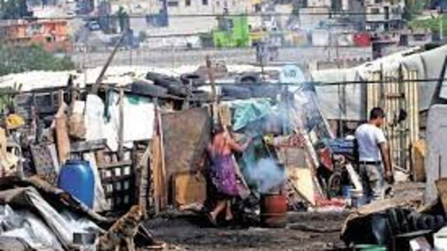 Pobreza en México: de acuerdo con el CONEVAL, el número de pobres pasó de 61 millones a 70.9 millones de mexicanos, esto es del 48.8% (2018) al 56.7% (2021) de población pobre.