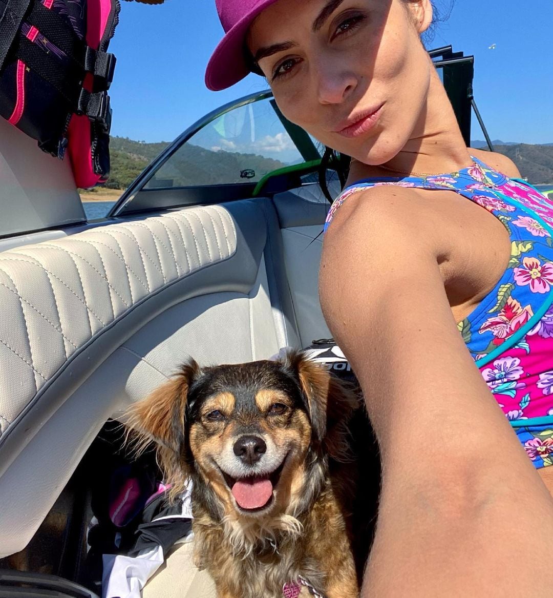María León y su perrita Mika.