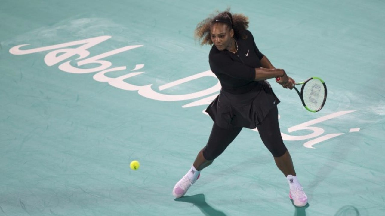 Serena Williams responde servicio.