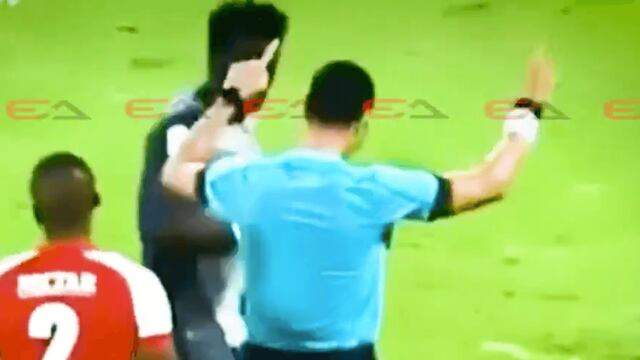 Wilmar Roldán hace la seña del VAR