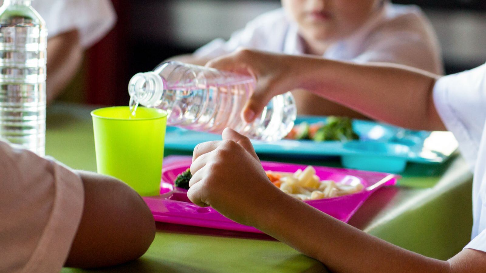 Desempeño académico puede verse afectado por altos niveles de deshidratación infantil, aseguran expertos