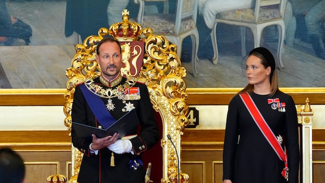 Haakon VIII jura como rey ante el Parlamento de Noruega