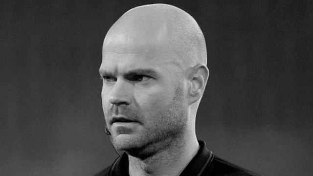 El árbitro Rob Dieperink muere tras polémica en el Mundial.