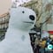 Botarga de oso polar sufre divertido accidente en desfile (VIDEO)