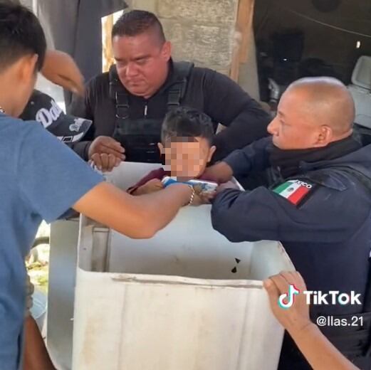 Niño atorado en la lavadora