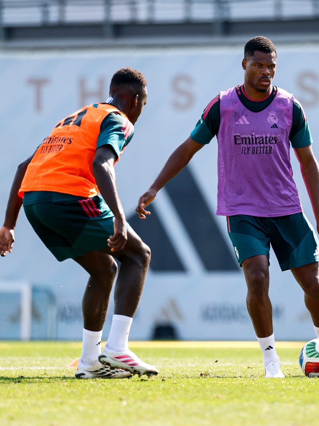 Denzel Dumfries ya entrena con el Real Madrid