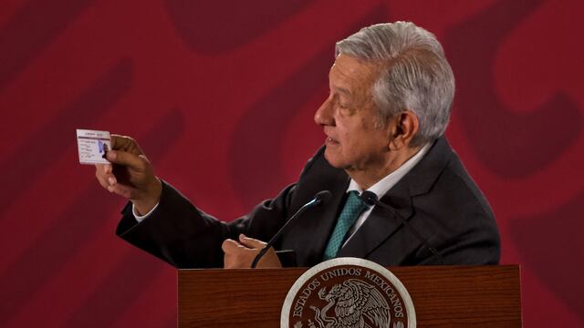AMLO presume su credencial del INAPAM