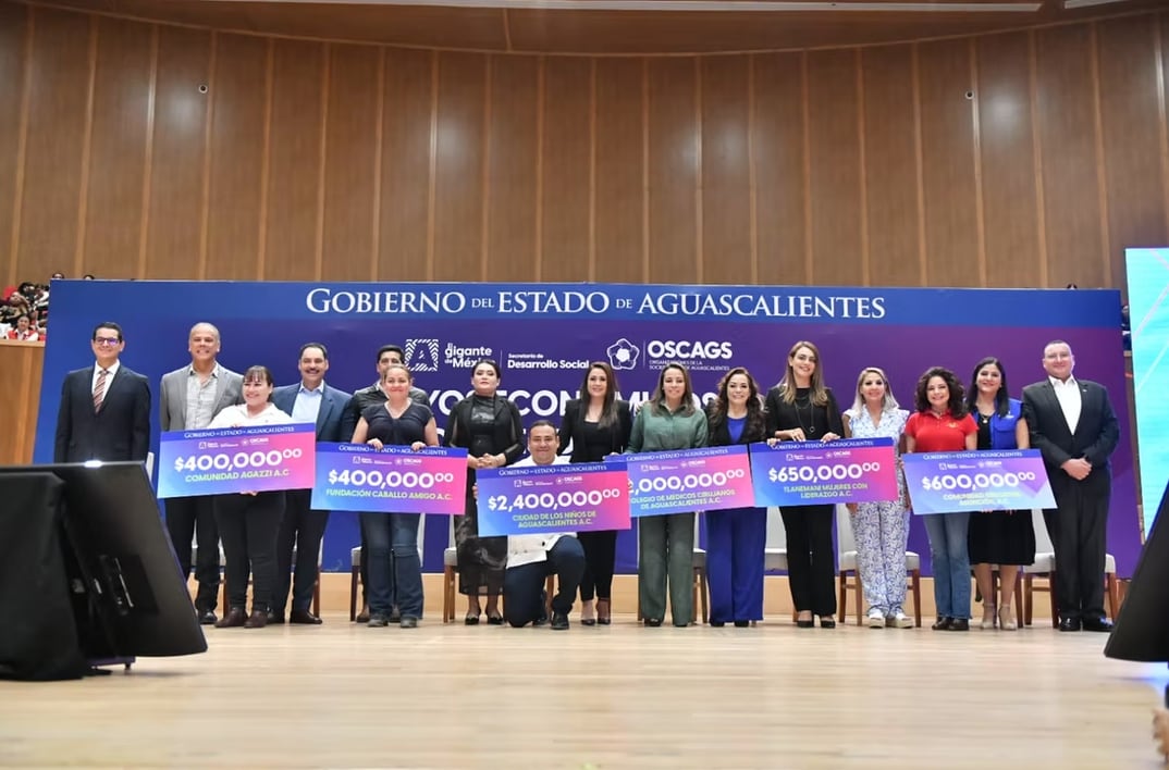 Tere Jiménez entrega apoyos a organizaciones de la sociedad civil