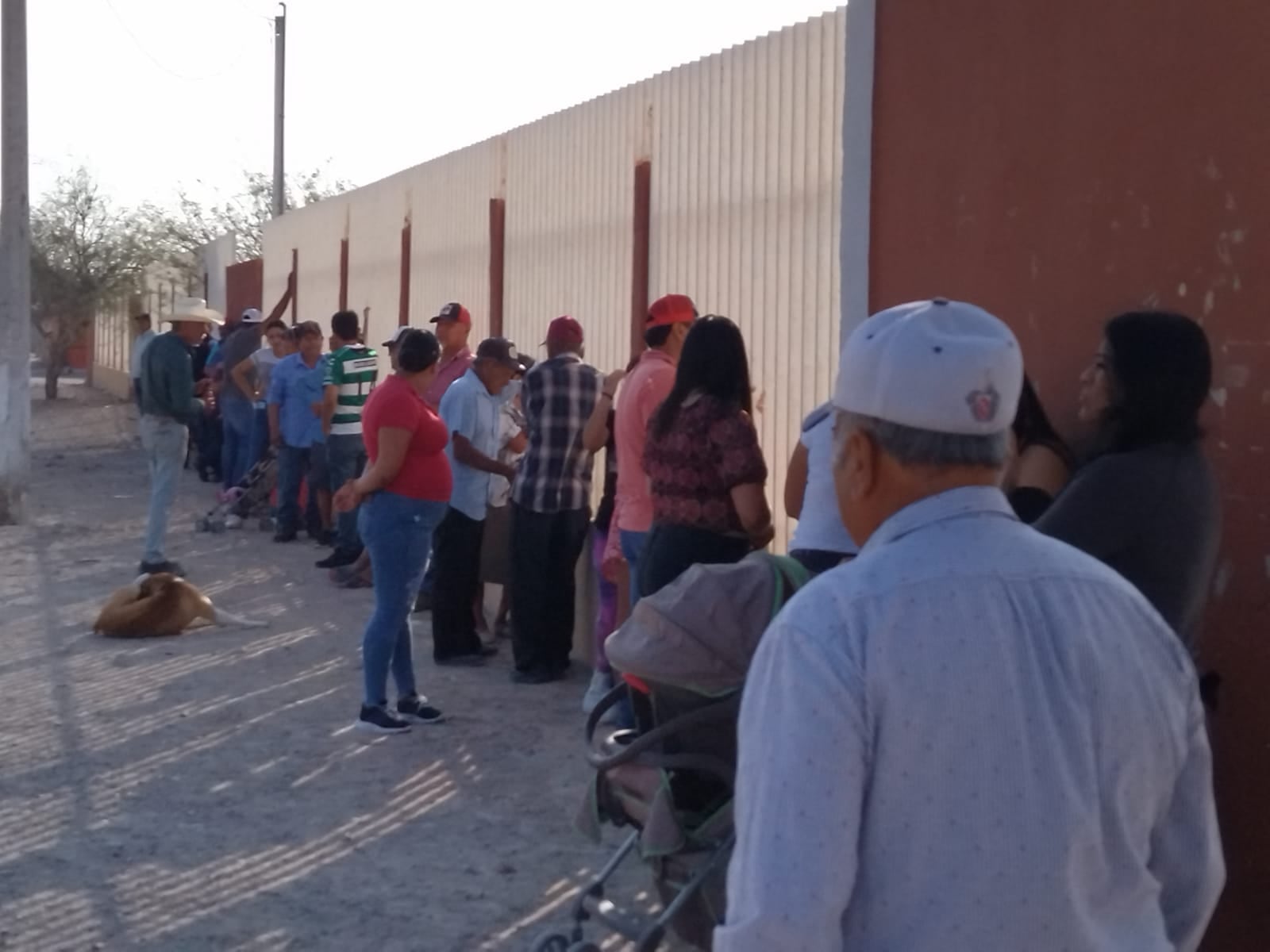 Personas acuden a votar en elecciones 2023 Coahuila