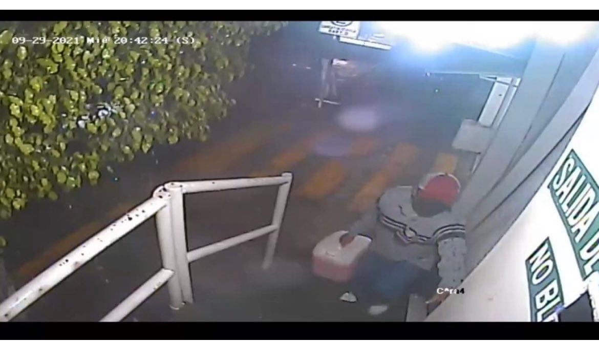 Hombre con bidón de gasolina en Baby'O Acapulco