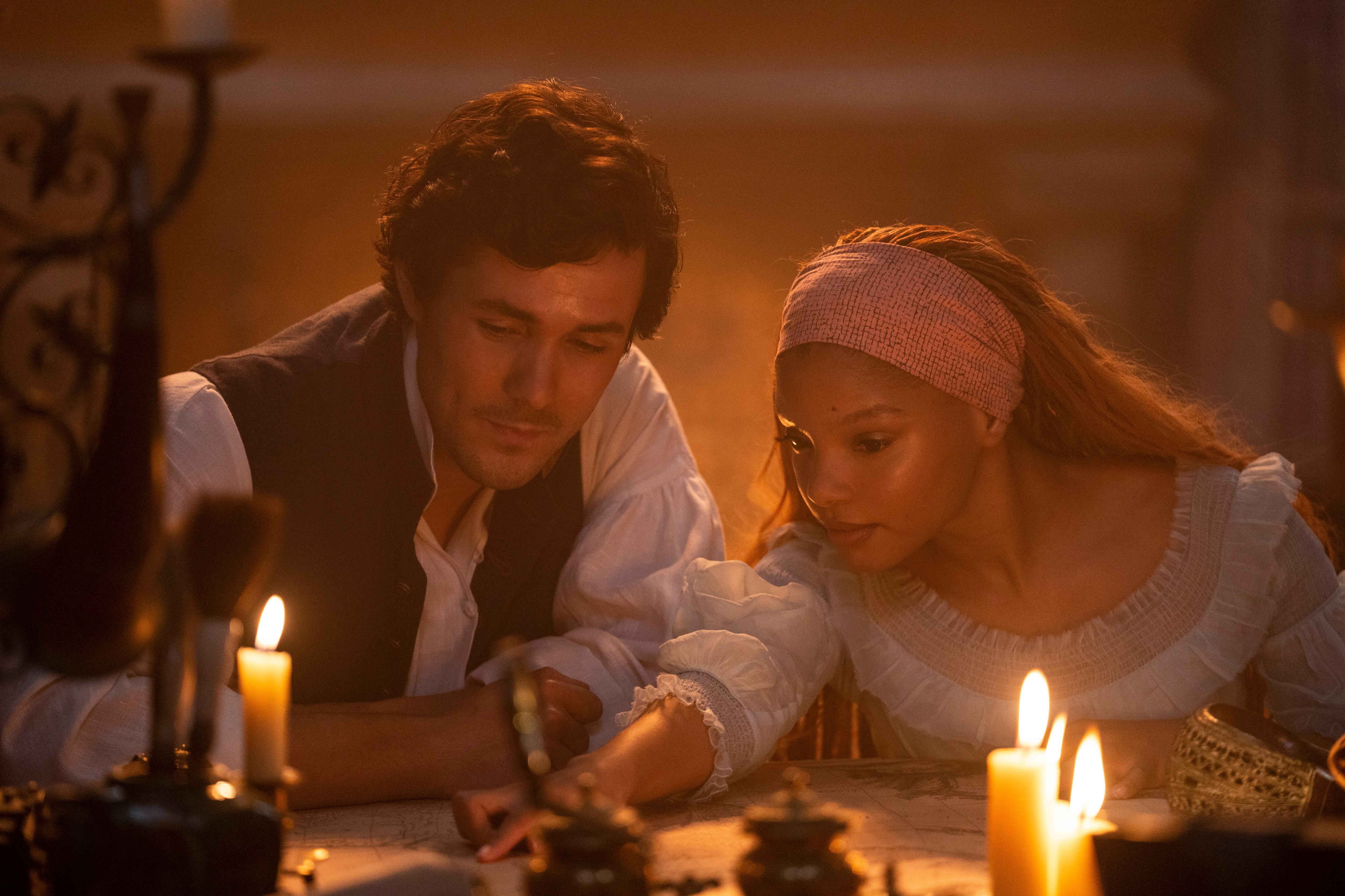 Jonah Hauer-King como el Príncipe Eric y Halle Bailey como Ariel en el live-action de La Sirenita