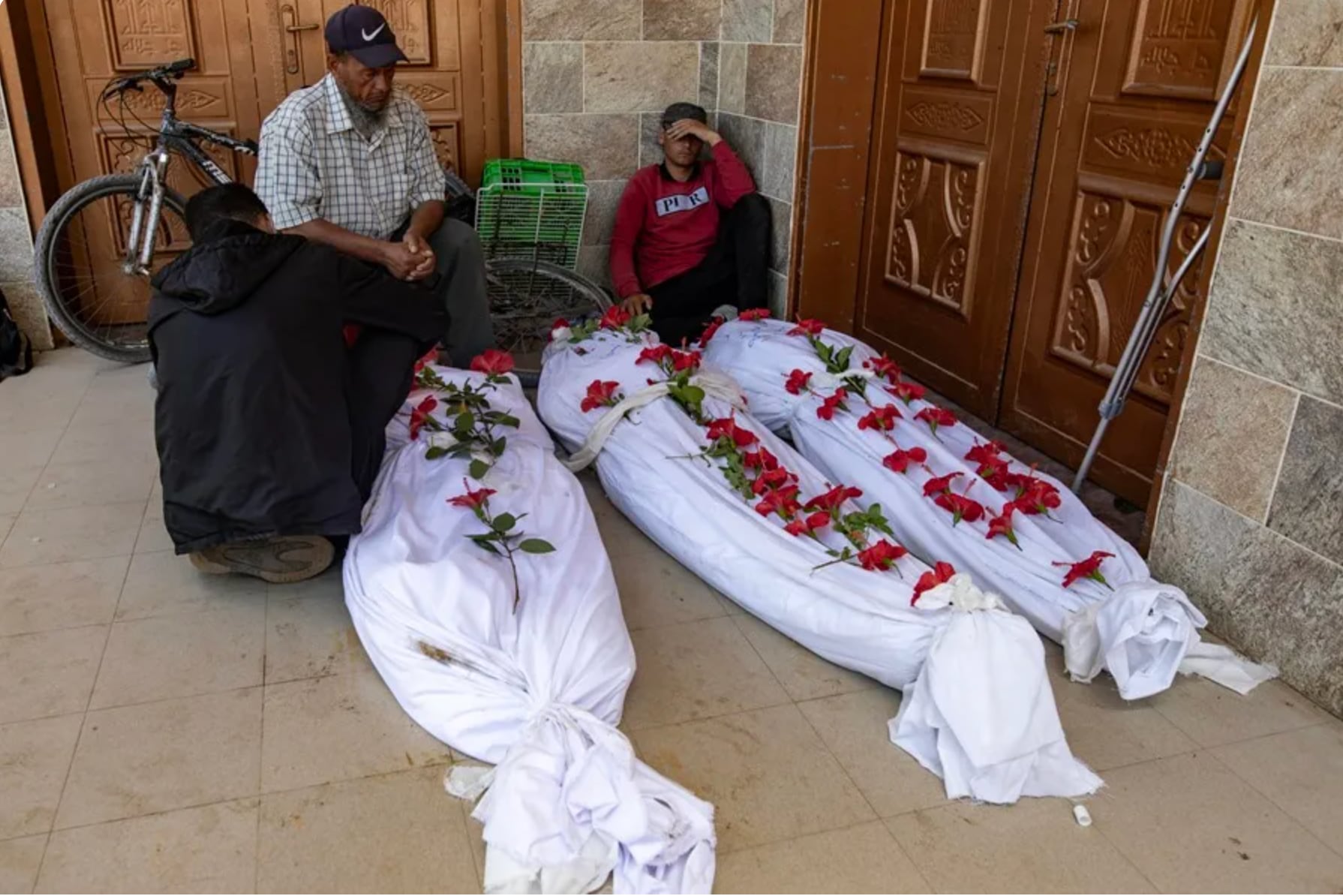 La Defensa Civil Palestina recupera 50 cadáveres de lo que llaman una fosa común dentro del Hospital Nasser en Yan Yunis, Gaza.