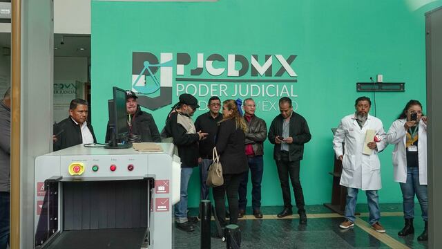 Comisión de trabajadores del Poder Judicial de la Ciudad de México, durante su entrada a una mesa de diálogo que se entabló con autoridades
