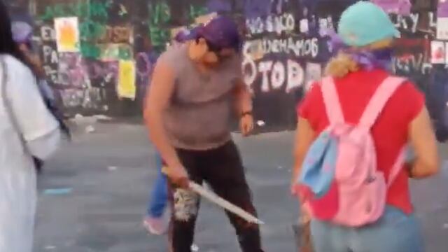 Hombre hace destrozos frente a Palacio Nacional en la marcha por el Día Internacional de la Mujer