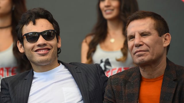 Julio cesar Chávez junto a su hijo en un evento