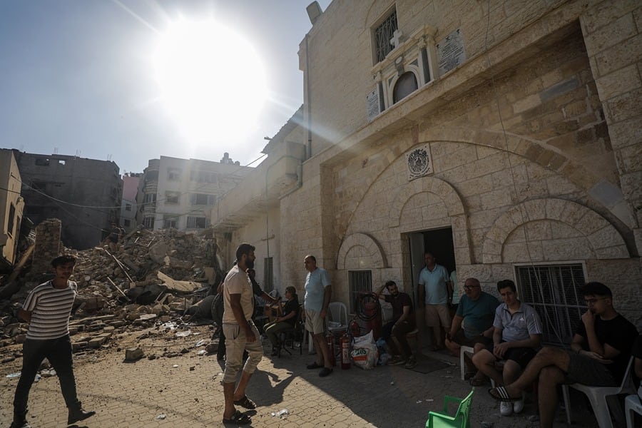 Escombros en el exterior de la iglesia ortodoxa griega de San Porfirio tras un ataque aéreo nocturno en Gaza