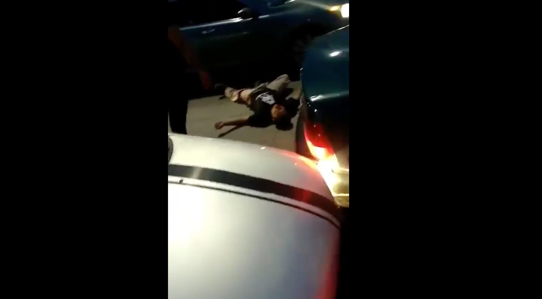 El sujeto fue golpeado previo a que su atacante decidiera pasarle parte de su carro por encima.