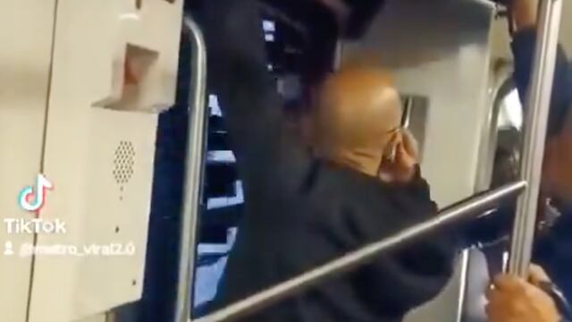 Tren del Metro CDMX viaja con puertas abiertas en Línea 2