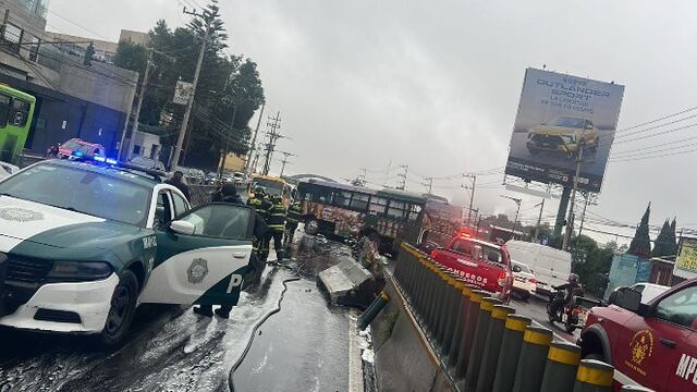 Camión atravesado en la carretera México-Toluca