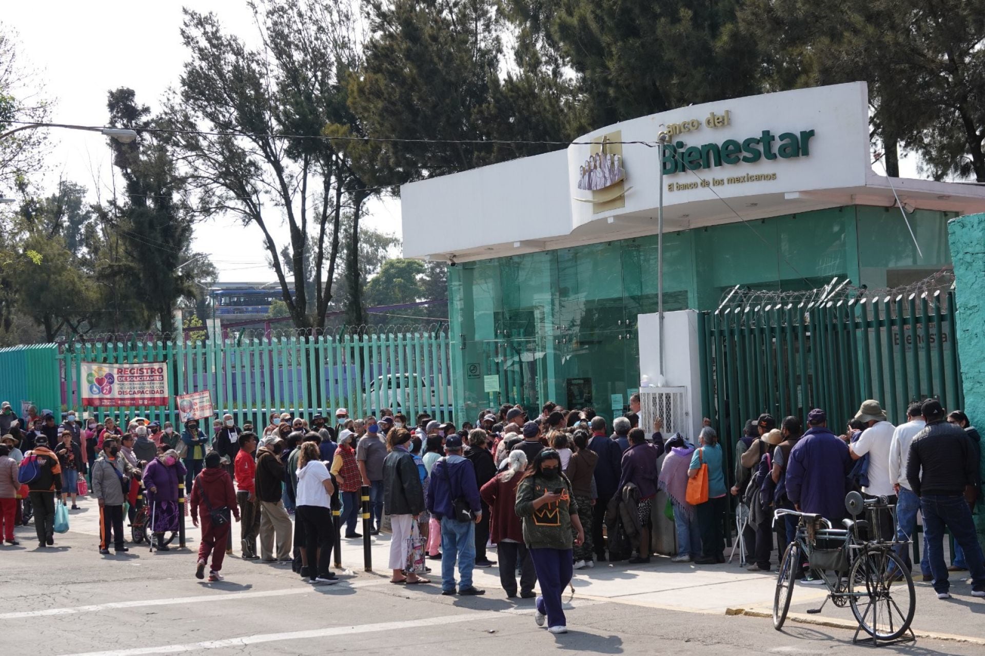 Adultos mayores realizaron largas filas en la entrega de Tarjetas Bienestar en el Banco del Bienestar de Santa Cruz Meyehualco en la alcaldía Iztapalapa