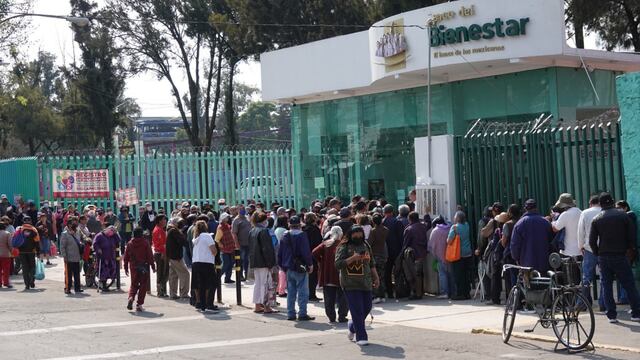 Adultos mayores realizaron largas filas en la entrega de Tarjetas Bienestar en el Banco del Bienestar de Santa Cruz Meyehualco en la alcaldía Iztapalapa