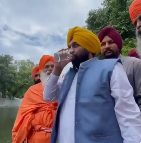 Ministro de la India tomando agua de río