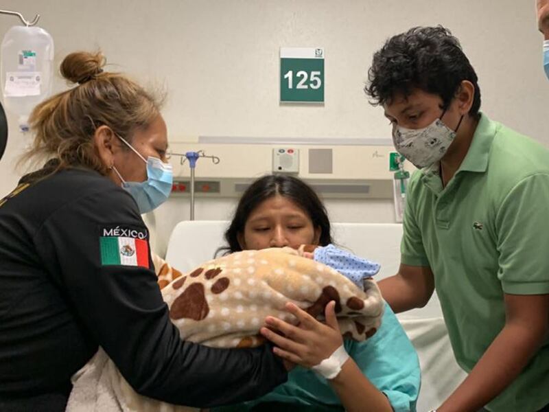 Papás recuperan a su bebé