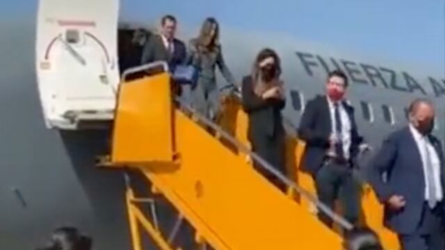 Andrea Chávez, Sergio Gutiérrez Luna, Abraham Mendieta y su esposa, bajando de un avión privado de la Fuerza Aérea Mexicana