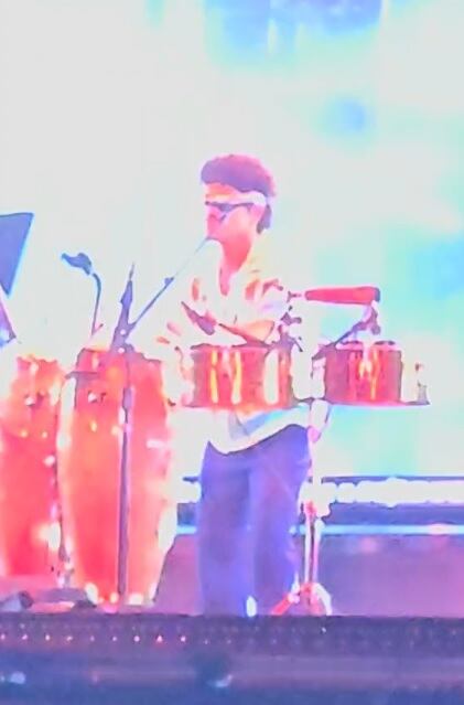 Brunos Mars tocando El Sonidito en concierto en CDMX.