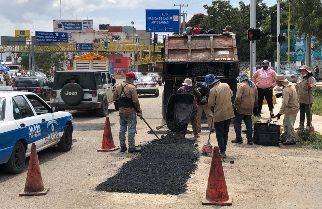 Arreglan baches en Oaxaca