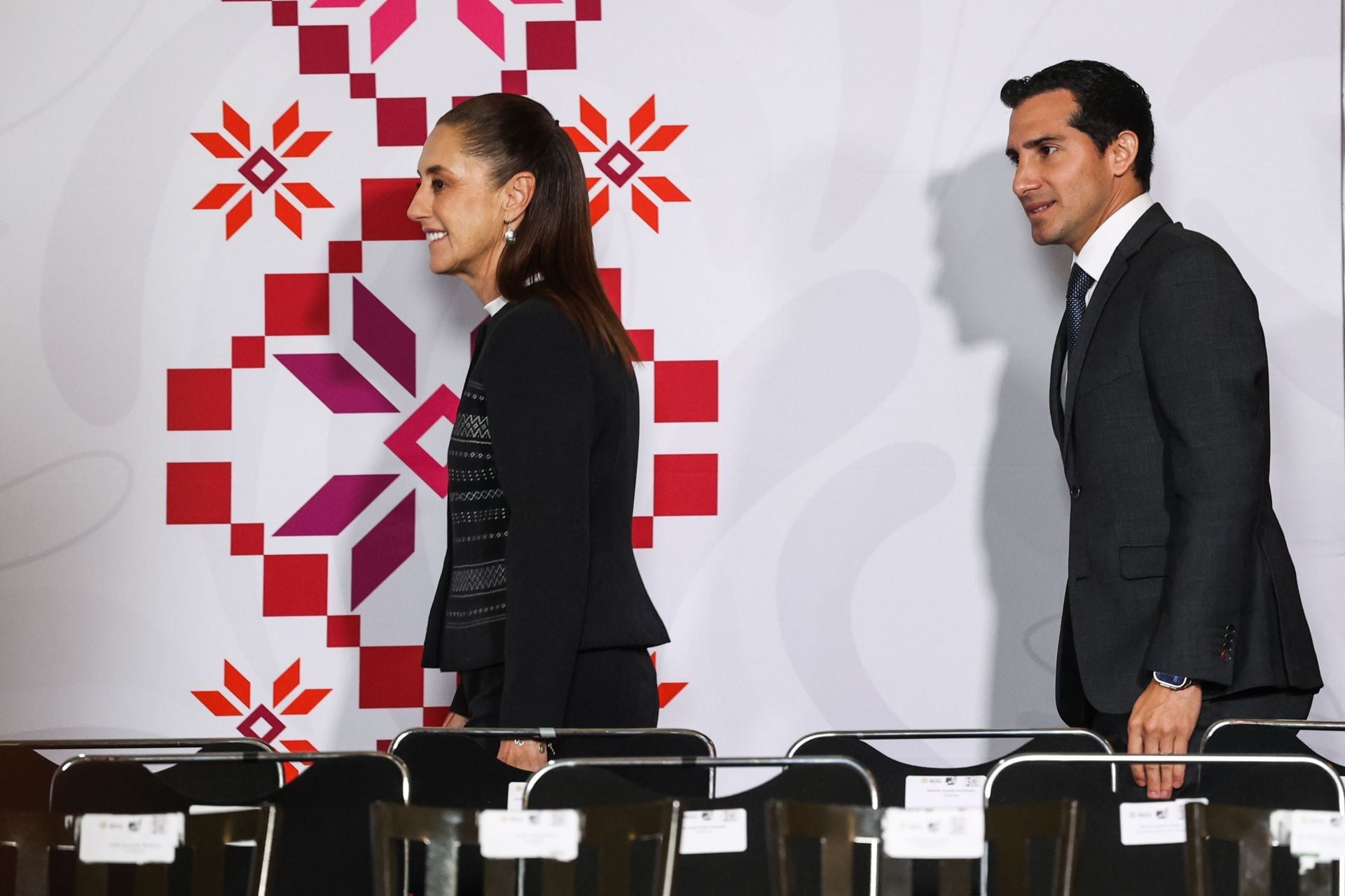 Claudia Sheinbaum y Rommel Pacheco, durante la conferencia Mañanera del Pueblo