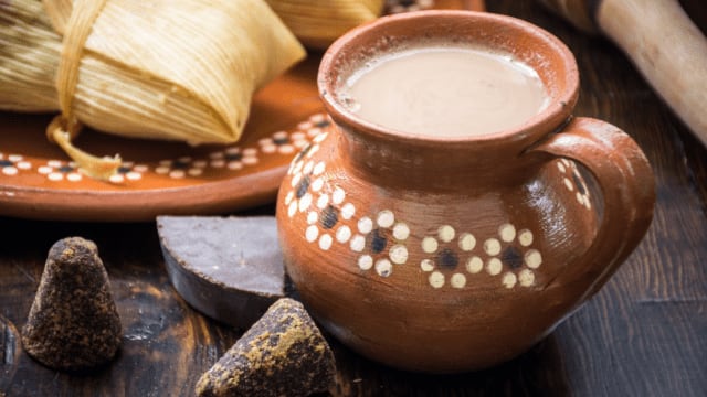 Champurrado de chocolate con masa y leche