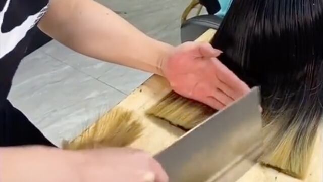 Estilista chino corta el pelo con cuchillo