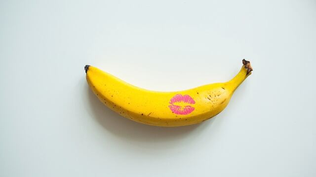 Plátano ilustrando la forma de un pene