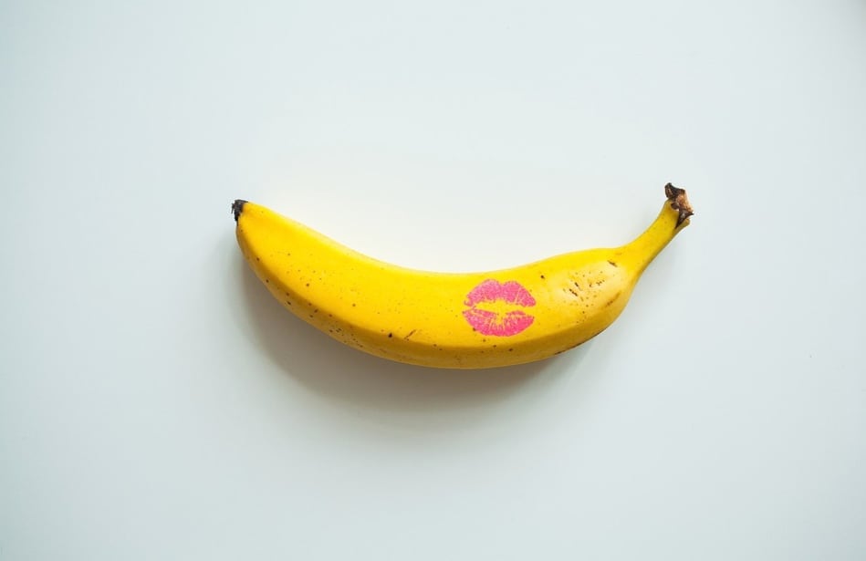 Plátano ilustrando la forma de un pene