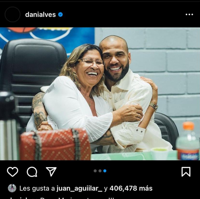 Dani Alves y su madre.