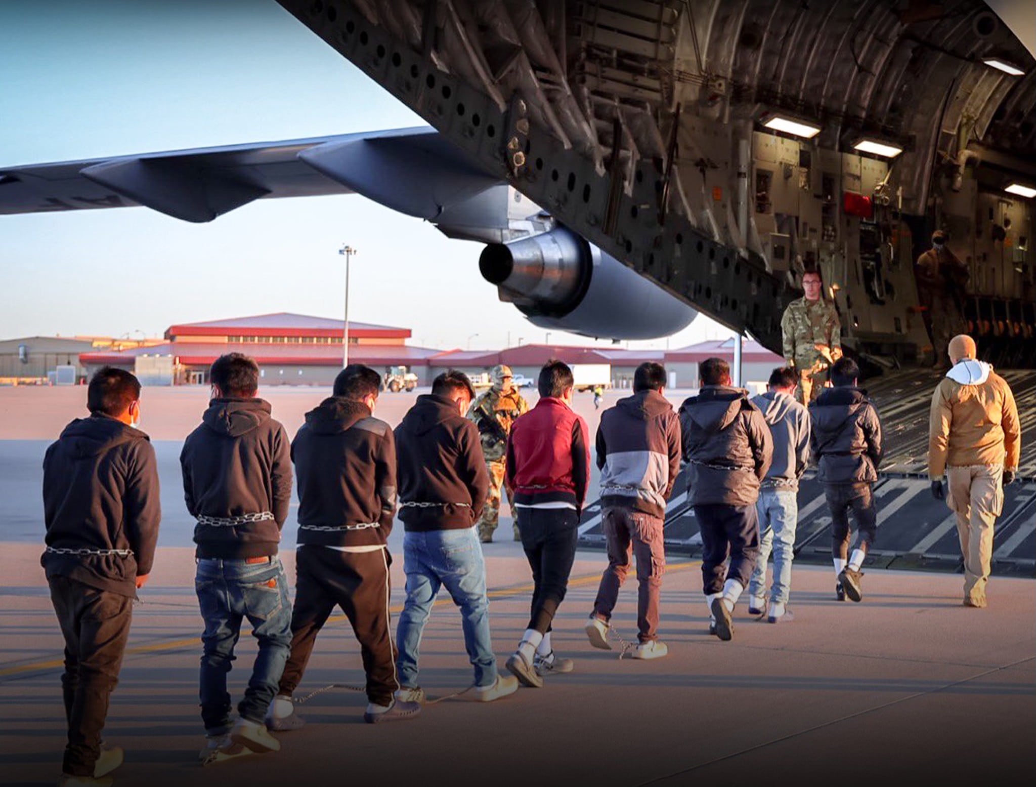 Brasil reclama a Estados Unidos: esposó a migrantes deportados en avión a Manaos