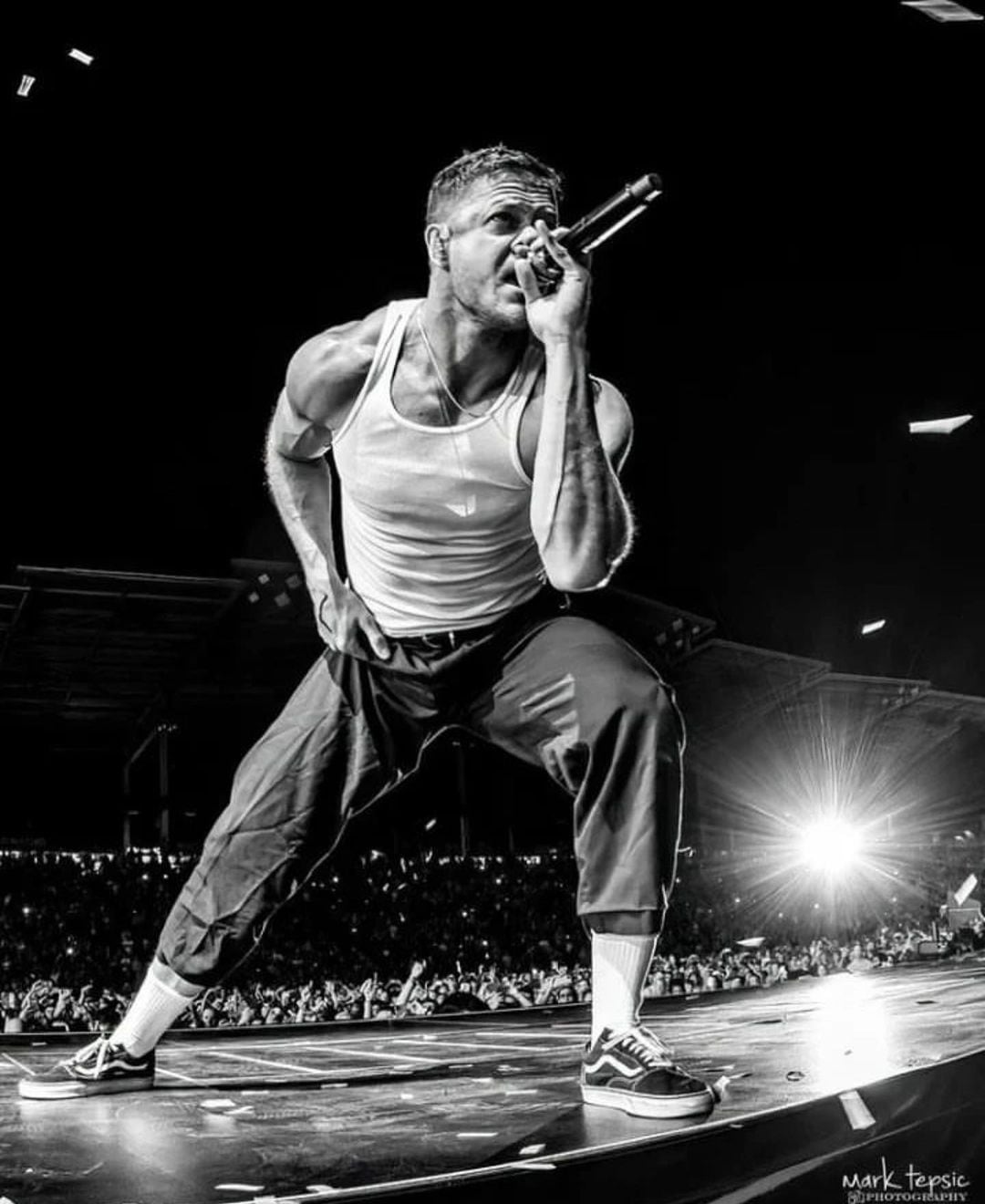 Dan Reynolds, vocalista de Imagine Dragons, ya encendió los memes al dejarse ver sin camisa